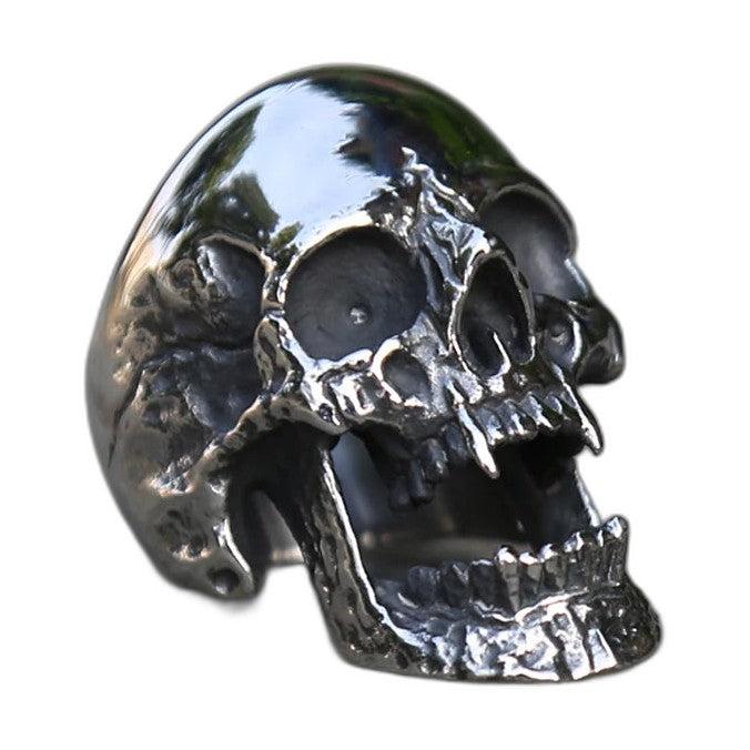 Bague pirate en acier, sur fond blanc