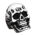 Bague pirate en acier, sur fond blanc