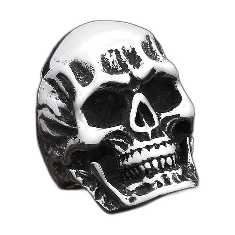 Bague pirate en acier, sur fond blanc