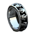 Bague pirate en acier, sur fond blanc