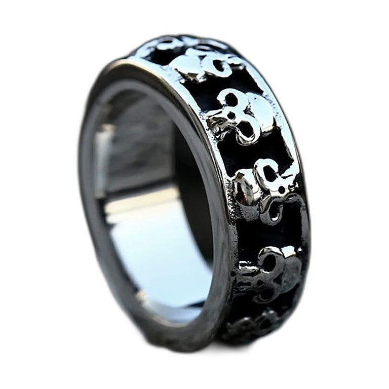 Bague pirate en acier, sur fond blanc