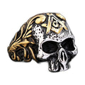 Bague pirate en acier, sur fond blanc