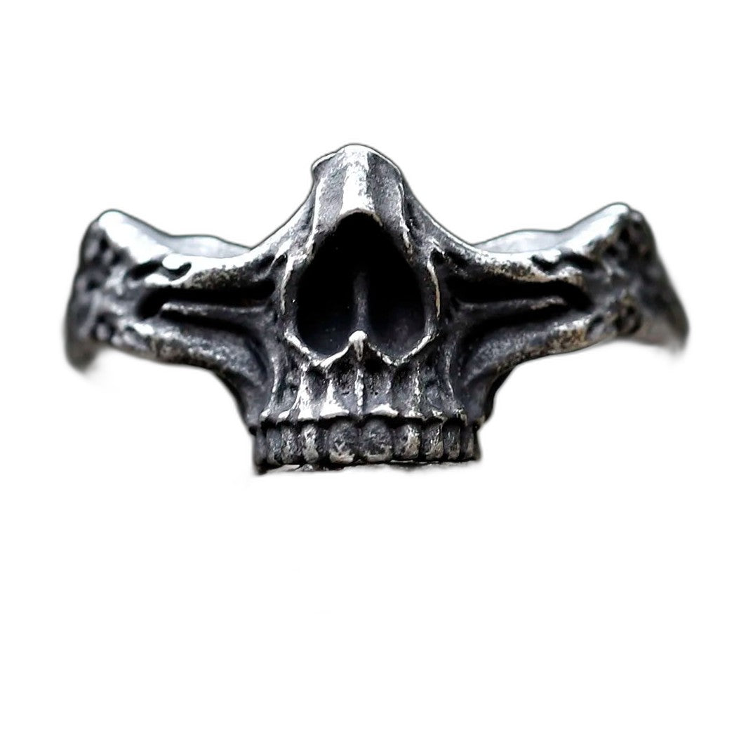 Bague pirate en acier, sur fond blanc