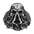 Bague pirate en acier, sur fond blanc