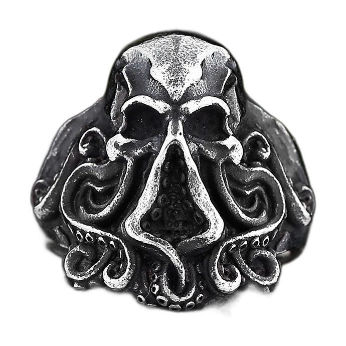 Bague pirate en acier, sur fond blanc