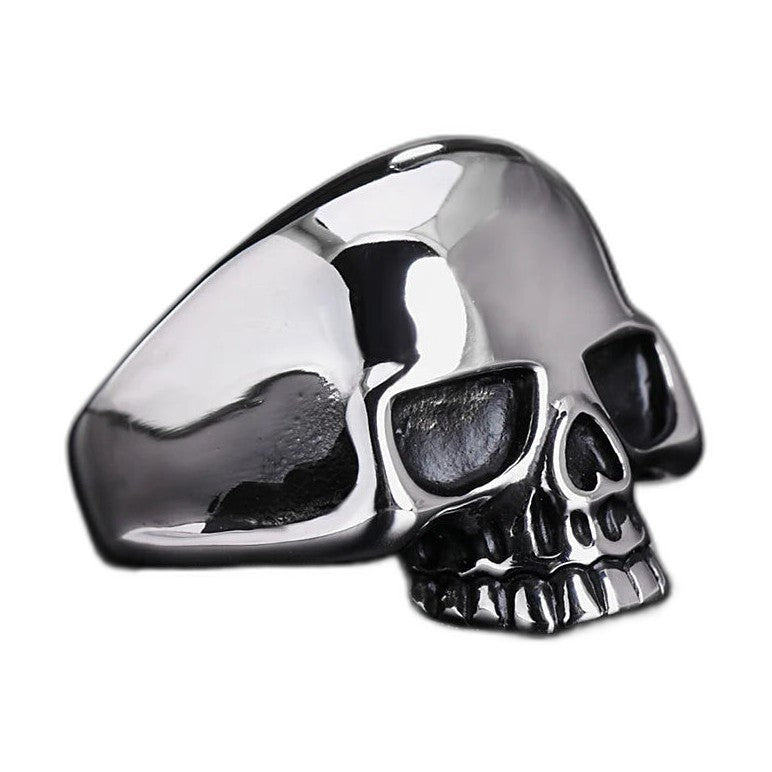 Bague pirate en acier, sur fond blanc