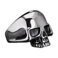 Bague pirate en acier, sur fond blanc