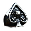 Bague pirate en acier, sur fond blanc