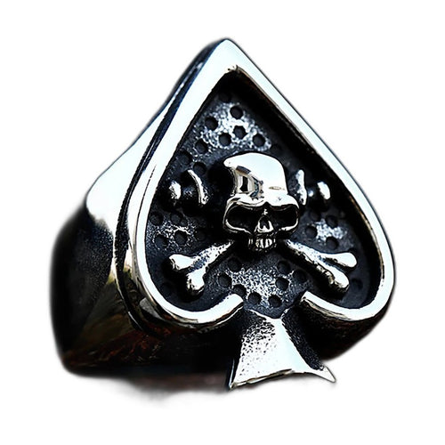 Bague pirate en acier, sur fond blanc