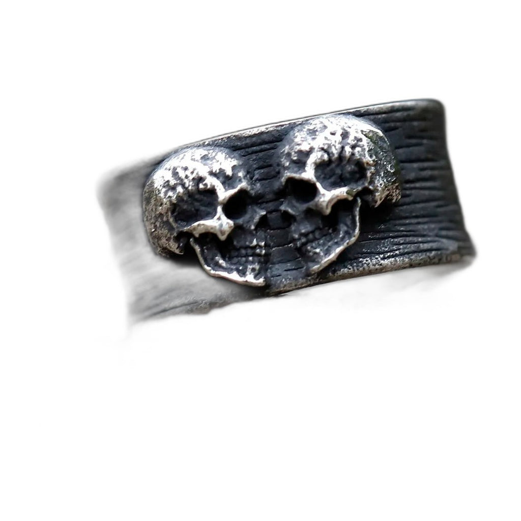 Bague pirate en acier, sur fond blanc