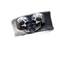 Bague pirate en acier, sur fond blanc