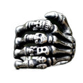 Bague pirate en acier, sur fond blanc