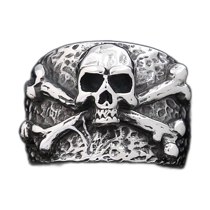 Bague pirate en acier, sur fond blanc