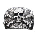 Bague pirate en acier, sur fond blanc