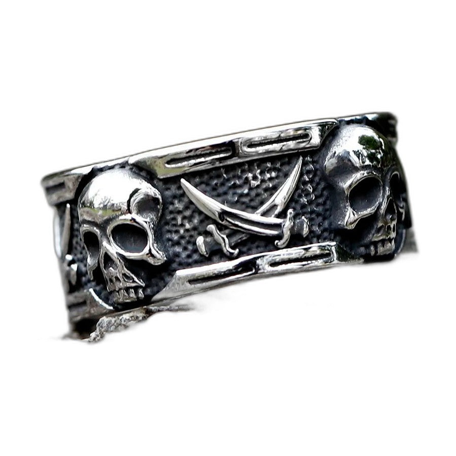 Bague pirate en acier, sur fond blanc