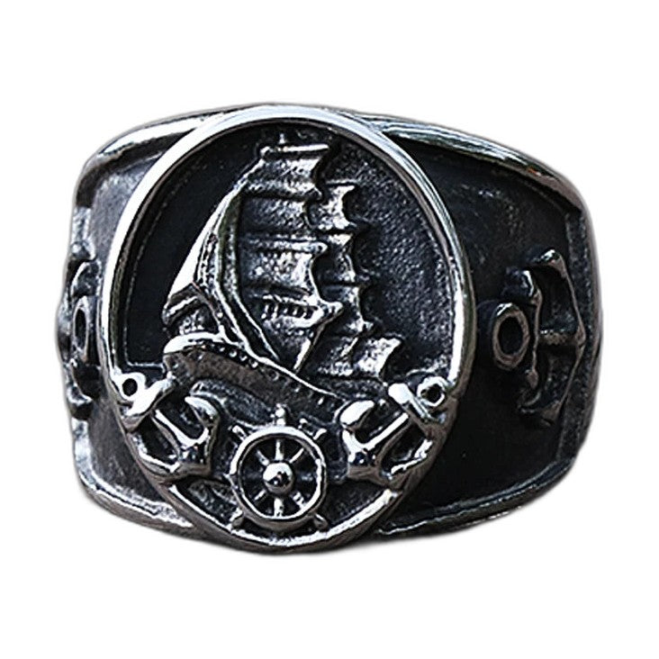 Bague pirate en acier, sur fond blanc