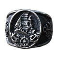 Bague pirate en acier, sur fond blanc