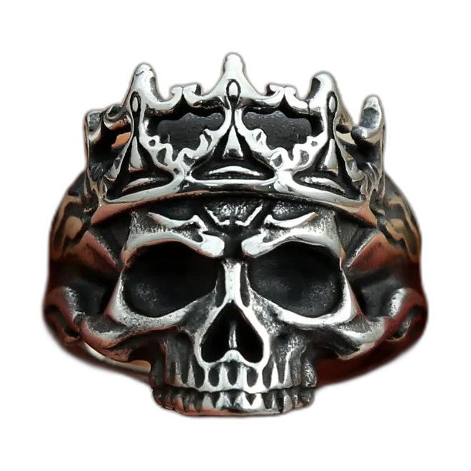 Bague pirate en acier, sur fond blanc