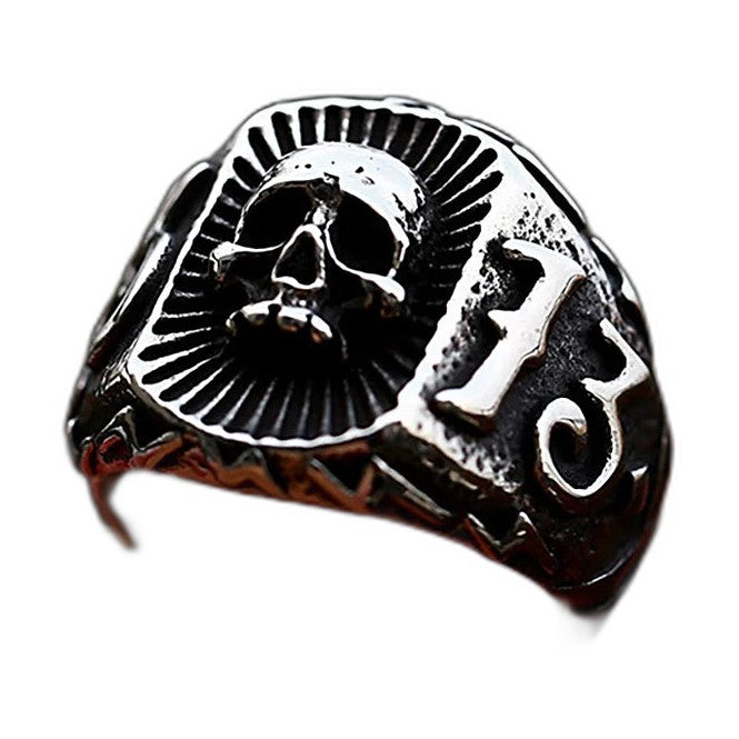 Bague pirate en acier, sur fond blanc