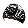 Bague pirate en acier, sur fond blanc