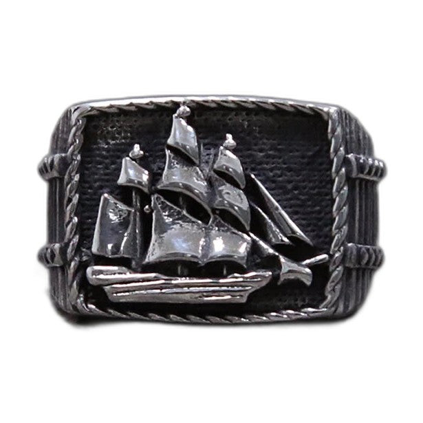 Bague pirate en acier, sur fond blanc