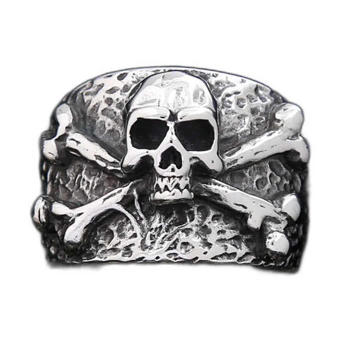 Bague pirate tete de mort et tibias croises en acier, sur fond blanc