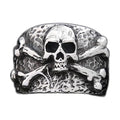 Bague pirate en acier, sur fond blanc