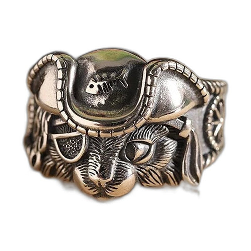 Bague pirate en acier, sur fond blanc