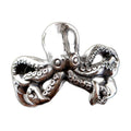 Bague pirate en acier, sur fond blanc