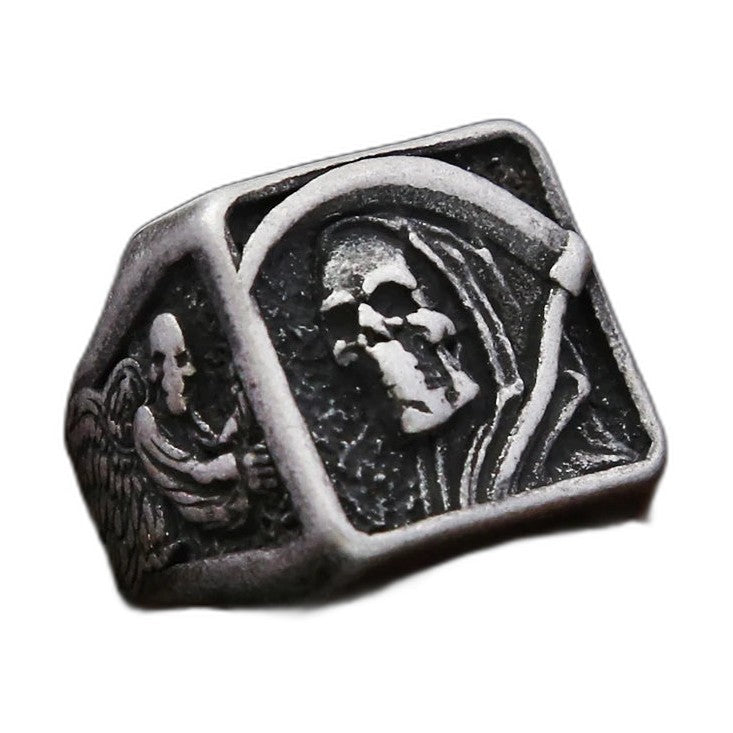 Bague pirate en acier, sur fond blanc