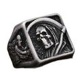 Bague pirate en acier, sur fond blanc