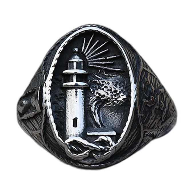 Bague pirate en acier, sur fond blanc