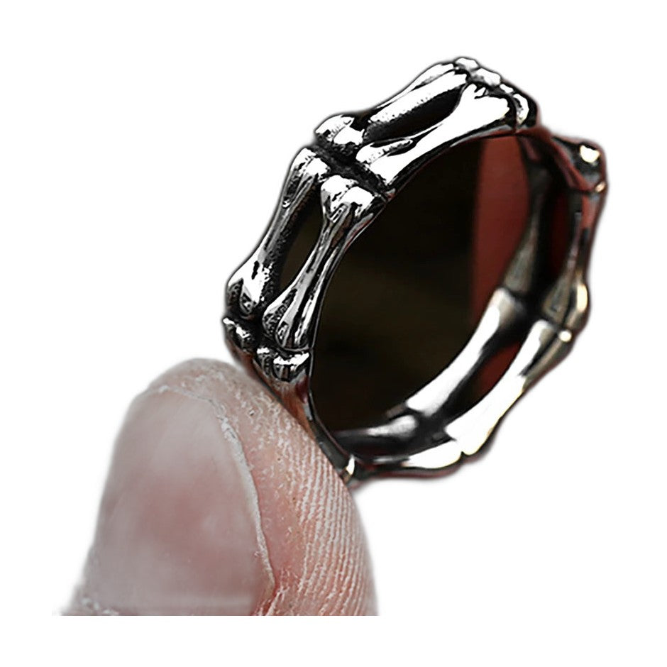 Bague pirate en acier, sur fond blanc