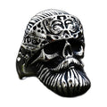 Bague pirate en acier, sur fond blanc