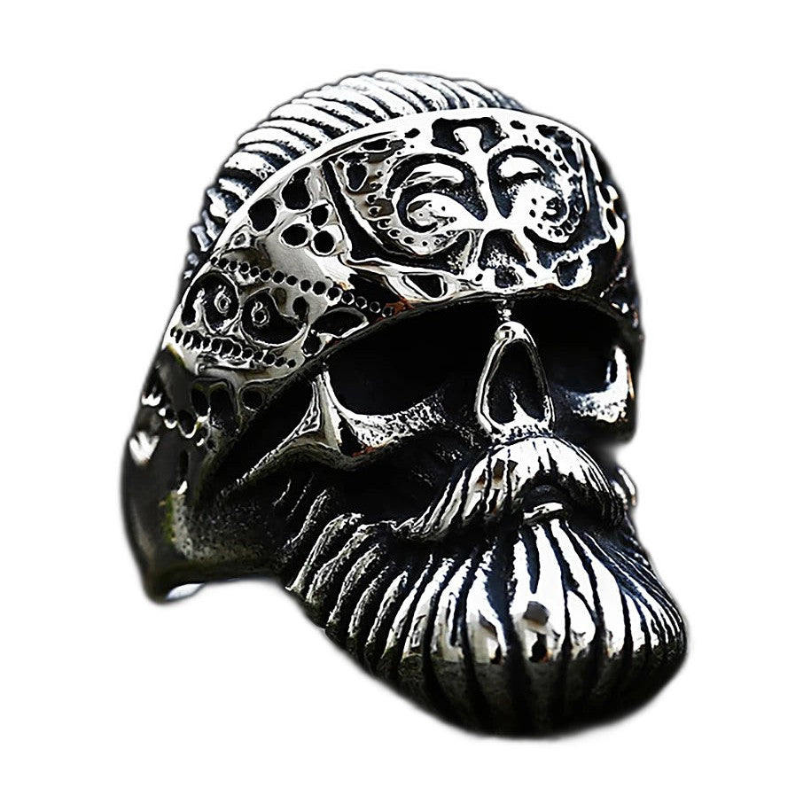 Bague pirate en acier, sur fond blanc