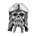 Bague pirate en acier, sur fond blanc