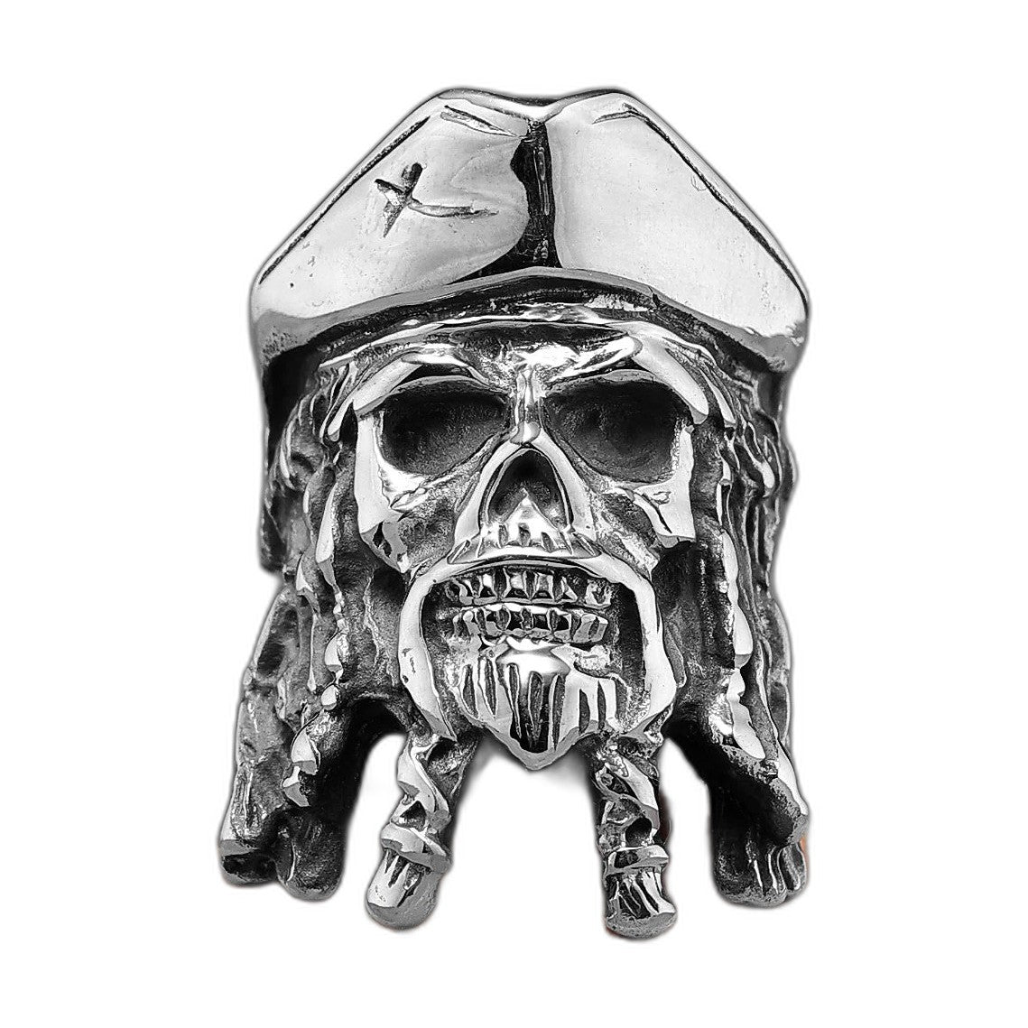 Bague pirate en acier, sur fond blanc