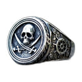 Bague pirate en acier, sur fond blanc