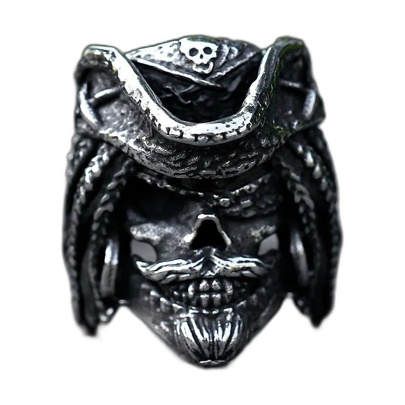 Bague pirate en acier, sur fond blanc