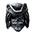 Bague pirate en acier, sur fond blanc