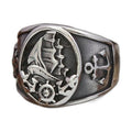 Bague pirate en acier, sur fond blanc