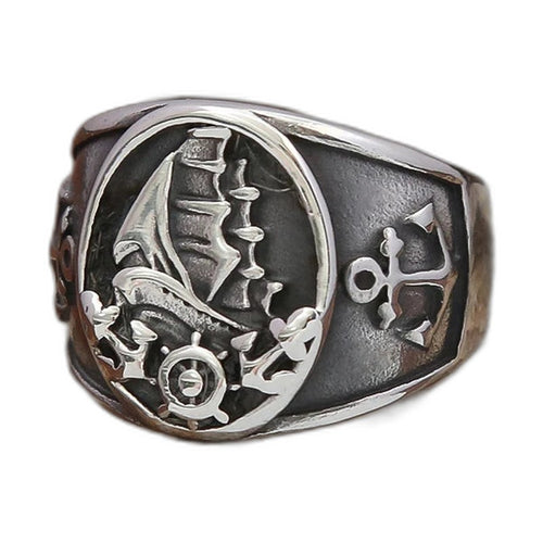 Bague pirate en acier, sur fond blanc