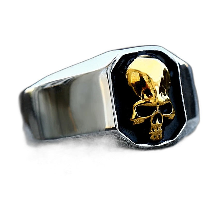 Bague pirate en acier, sur fond blanc