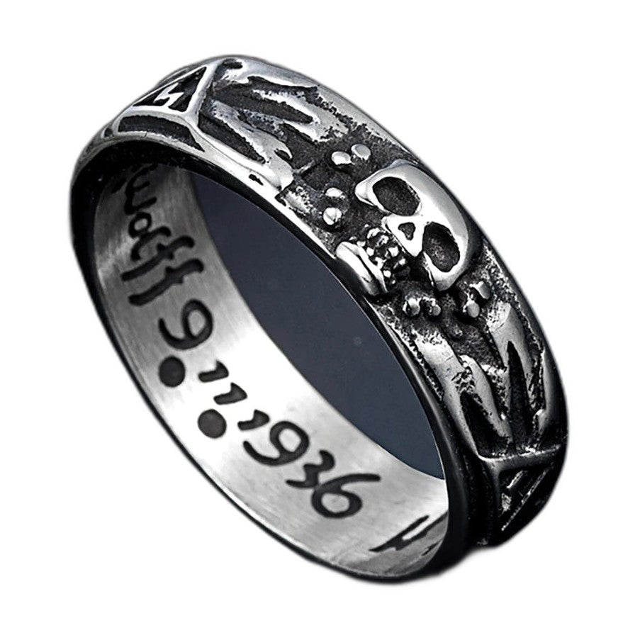 Bague pirate en acier, sur fond blanc