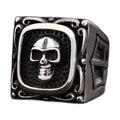 Bague pirate en acier, sur fond blanc