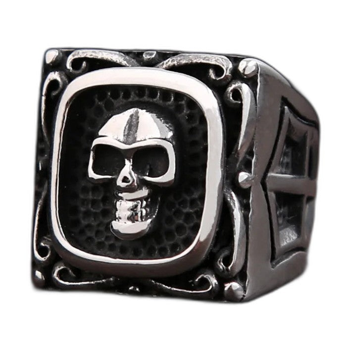 Bague pirate en acier, sur fond blanc