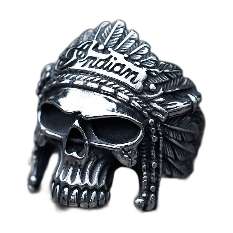 Bague pirate en acier, sur fond blanc