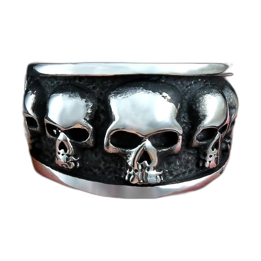 Bague pirate en acier, sur fond blanc