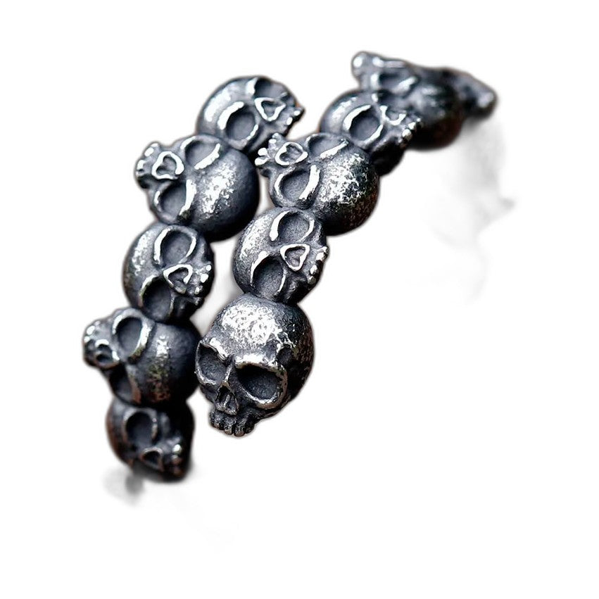 Bague pirate en acier, sur fond blanc