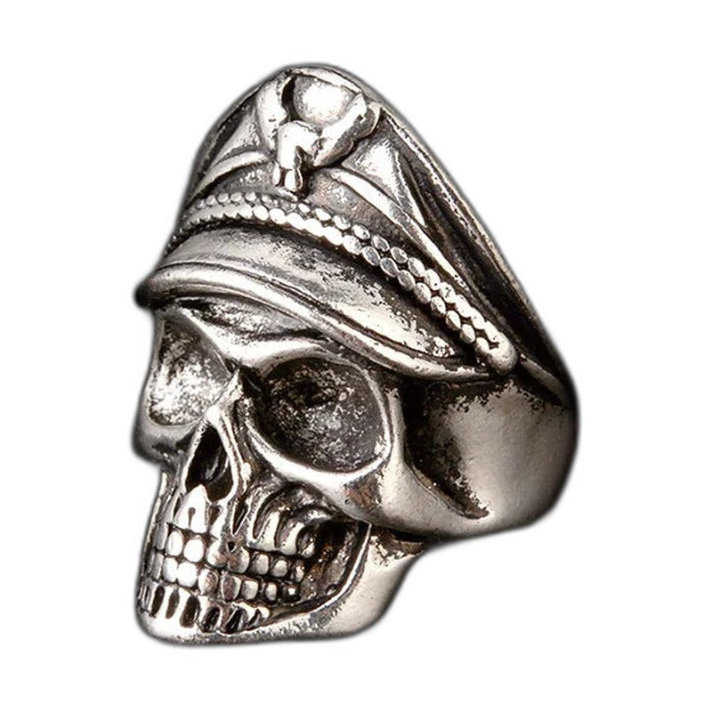 Bague pirate en acier, sur fond blanc